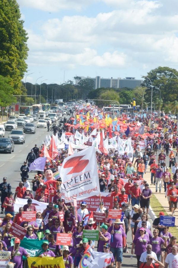Marcha organizada pelas centrais sindicais, em Brasília, ruma em direção à Esplanada dos Ministérios 