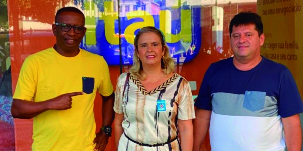 A bancária Sandra Andrade entre os diretores do  Sindicato Jorge Lourenço (E) e Edelson Figueiredo