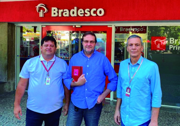 Edelson Figueiredo, diretor da Saúde do Sindicato (E) e Leuver Ludolff (d) comemoram a reintegração do bancário Nelson Ferreira, do Bradesco