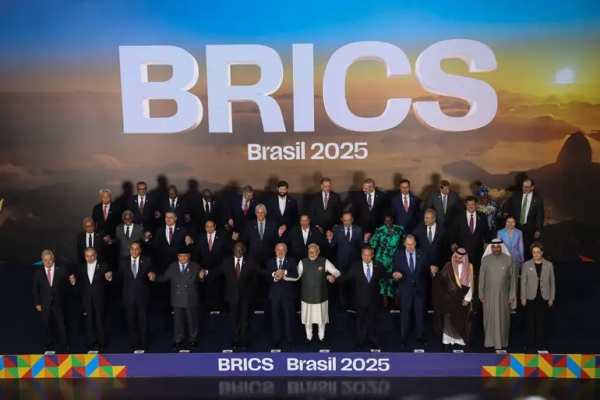 O presidente do Brasil, Luiz Inácio Lula da Silva e autoridades dos países-membros do Brics, em foto oficial, ao término da reunião do bloco em 7 de julho deste ano no Museu de Arte Moderna, no Rio de Janeiro. Foto: Tomaz Silva/Agência Brasil.