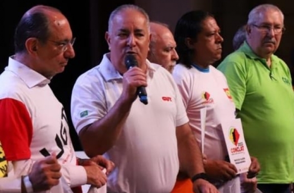 Sergio Nobre, com microfone, e presidentes de centrais sindicais. Foto: CUT.