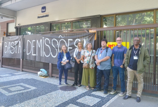 O diretor da Secretaria de Saúde do Sindicato, Edelson Figueiredo (de camisa azul ao centro) avalia que Itaú precisa resolver problemas de atendimento nas salas de saúde ocupacional. Foto: Nando Neves, durante o protesto contra demissões.