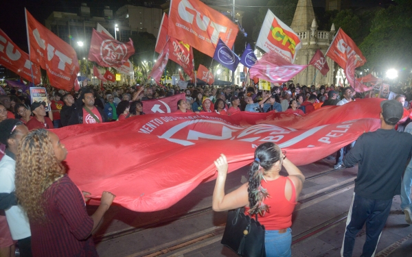 Protesto ocupou a extensão da Praça XV, em frente ao prédio da Bolsa de Valores. Foto: Nando Neves.