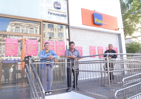 Maria Izabel, Edelson Figueiredo e Laércio Pereira, na agência do Itaú, no bairro do Catete