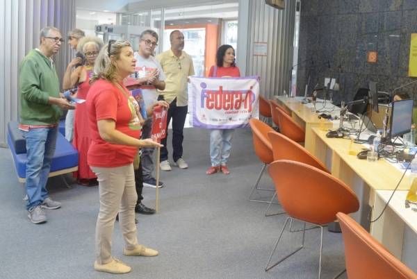 A diretora do Sindicato Maria Izabel numa atividade da Campanha Salarial: &quot;Itaú trata bancários como descartáveis depois de adoecê-los com metas desumanas&quot; 