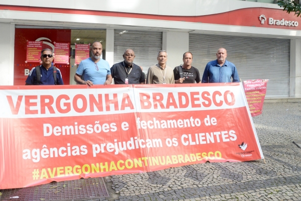 Manifestação no Rio contra o fechamento de agências e as demissões no Bradesco teve retardamento de abertura em três unidades do Centro 