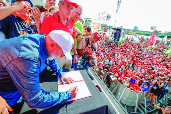 No ato do 1º de Maio no estacionamento da Arena Corínthias, o presidente Lula assinou projeto que amplia a isenção do IR para os trabalhadores