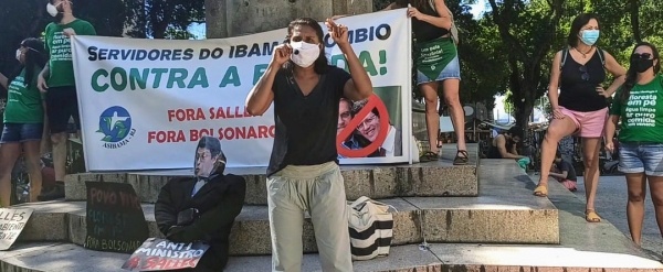 ATO NA PRAÇA XV - Diretora da Secretaria de Meio Ambiente do Sindicato dos Bancários do Rio, Cida Cruz criticou a destruição do meio ambiente pelo governo Bolsonaro e prestou solidariedade aos servidores do Ibama, ICMBio e do Ministério