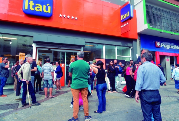 Atividade do Sindicato no Itaú, na Dias da Cruz, no Meier: luta é contra a extinção de agências, as demissões e o assédio moral no banco
