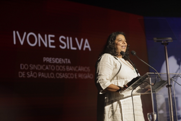 A presidenta do Sindicato dos Bancários de São Paulo, Ivone Silva, discursa na solenidade de comemoração do aniversário da entidade