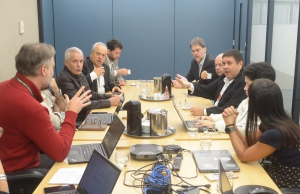 Vinícius Assumpção e Alexandre Batista numa mesa de negociação com a direção do BNDES