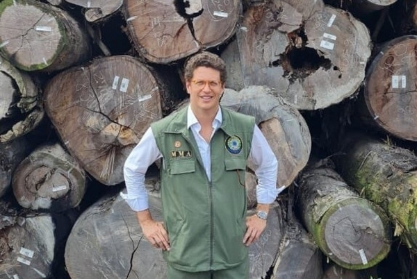Legenda: DEFENDENDO O DESMATAMENTO - O agora ex-ministro Ricardo Salles a frente de madeiras, fruto do desmatamento das florestas. A imagem rodou o mundo e causou grande indignação. 