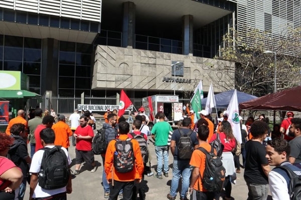 Trabalhadores voltam a protestar em defesa da soberania nacional e do povo brasileiro em frente ao prédio da Petrobras, na Avenida Chile, Centro do Rio, neste sábado 