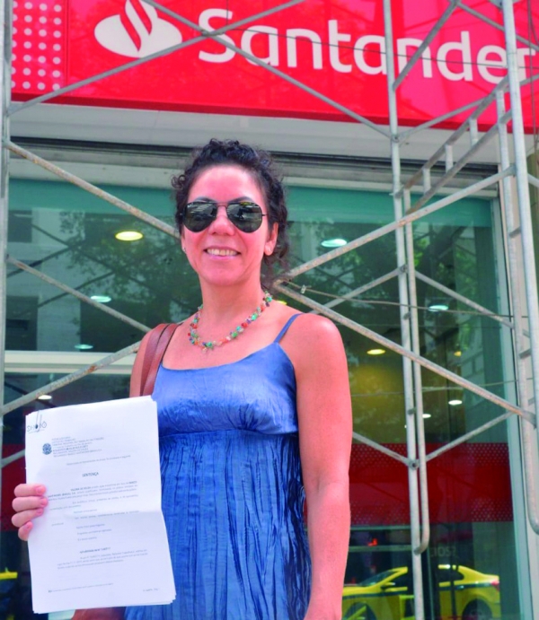 Valéria de Souza com a decisão judicial de sua reintegração. A bancária agradeceu o apoio que recebeu do Sindicato
