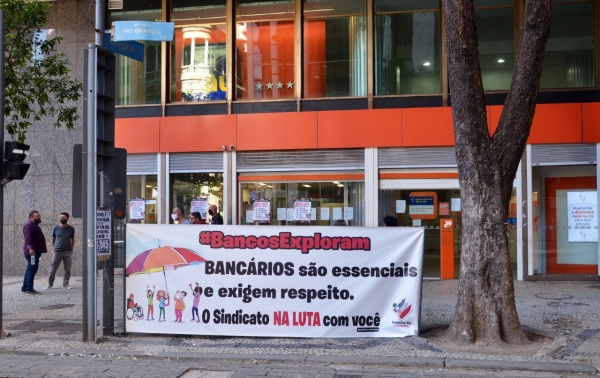 Faixas no Centro do Rio de Janeiro em defesa dos direitos dos bancários. As agências da Avenida Rio Branco foram paralisadas nesta sexta-feira (28)