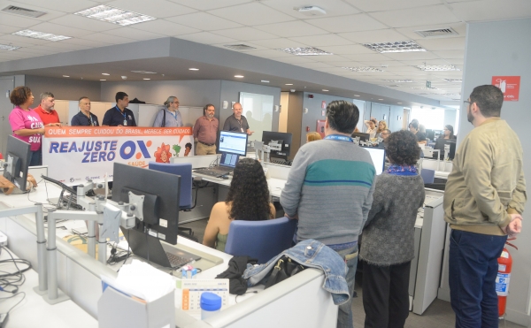 Os empregados e empregadas da Caixa apoiaram a atividade do Dia Nacional de Luta pelo Saúde Caixa, no prédio do Passeio, na Cinelândia 