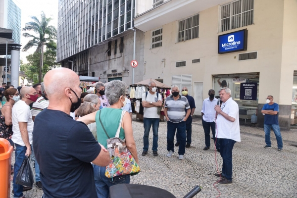 O diretor do Sindicato, Ronald Carvalhosa, fala aos banerjianos em vigília em frente à Alerj, nesta terça-feira (22/2).