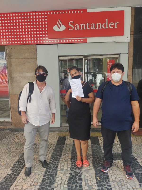 A bancária Angélica Albino da Silva, do Santander, ao lado de dirigentes do Sindicato, comemorou a sua reintegração pela Justiça