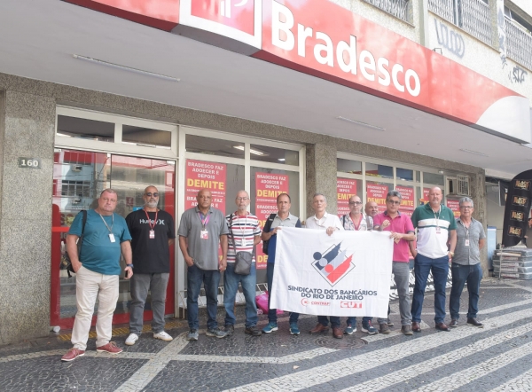 Dirigentes sindicais do Rio protestaram contra a extinção de mais uma agência pelo Bradesco, desta vez na Tijuca, Zona Norte do Rio