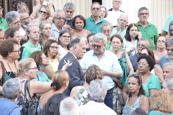 Banerjianos comemoraram a aprovação do PL3213, nas escadarias da Alerj, após lotarem a galeria. Ao centro, Paulo Ramos e Ronald Carvalhosa