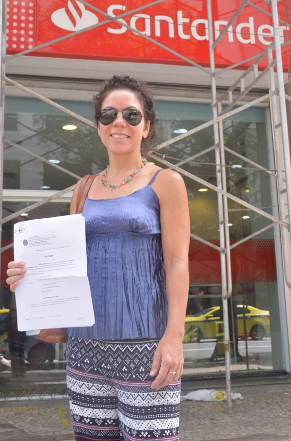 Valéria de Souza com a decisão judicial de sua reintegração. A bancária agradeceu o apoio que recebeu do Sindicato 