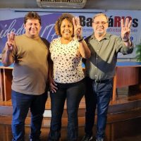 Claudia Regina comemora a sua reintegração entre o diretor executivo de Saúde Edelson Figueiredo (E) e o presidente do Sindicato José Ferreira  -  Foto: Divulgação