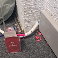 Ratoeira improvisada e veneno de ratos: funcionários tentam caçar os ratos já que o Bradesco não toma nenhuma providência contra a presença dos roedores  -  Foto: Divulgação